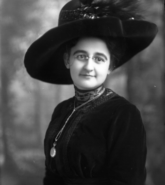 CH085 Femme inconnue à lunette avec chapeau, vers 1905.