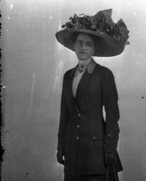CH085/001/00/0014 Femme inconnue au chapeau de fleurs, 1905.