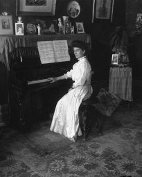 CH085 Femme inconnue au piano, vers 1905-1915.
