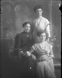 CH085 Mademoiselle Girouard et ses soeurs, 1912.