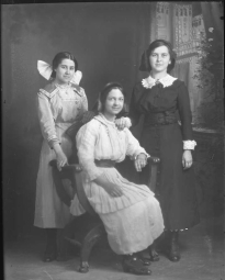 CH085 Parmi ces femmes on retrouve mademoiselle Marie-Laure Michaud, 1914.