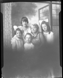 CH085 Madame Chalifoux et ses filles, vers 1919-1920.