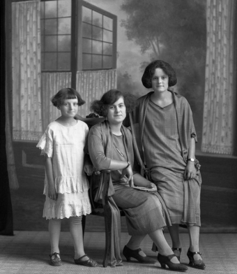 CH085 Mère et filles au nom inconnu, 1924.