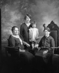 CH085 Quatre générations de femmes dont le nom est inconnu,1930.