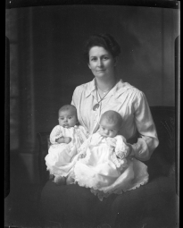 CH085 Madame Clovis Fournier et deux enfants, 1929.