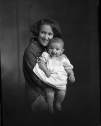 CH085 Femme inconnue et un bébé, 1924.