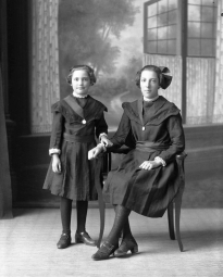 CH085 Deux soeurs dont le nom est inconnu, 1924.