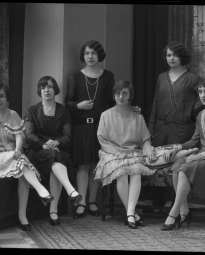 CH085 Groupe de femmes inconnues, 1929.