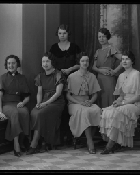 CH085 Groupe de femmes de l'usine Penmans, 1933.