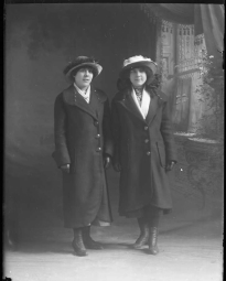 CH085 L'une d'entre elles se nomme Anne-Marie Cordeau, 1913.