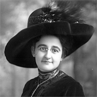 CH085 Femme inconnue à lunette avec chapeau, vers 1905.