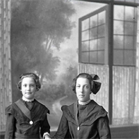 CH085 Deux soeurs dont le nom est inconnu, 1924.